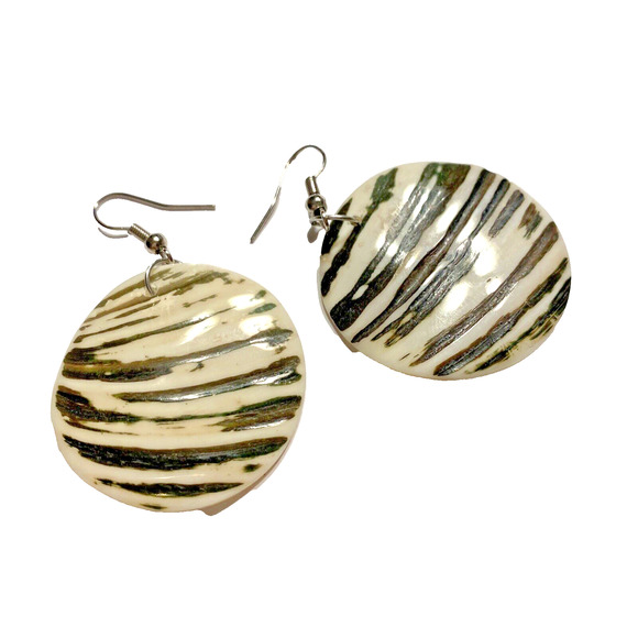 Carved Shell Pierced Earrings Drop & Dangle Design Polished Black & White Rounds - Picture 1 of 5